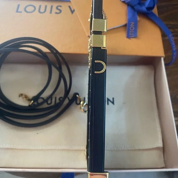 BRAND NEW LOUIS VUITTON EYE TRUNK WITH STRAP IPHONE X/XS. - Picture 10 of 10